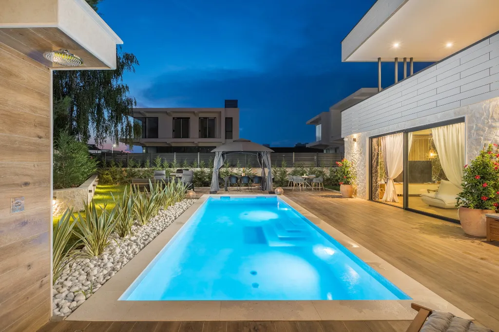 Modern 5-Bedroom Villa with Pool in Funtana
