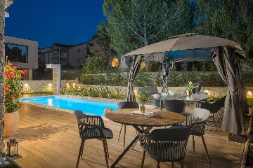 Modern 5-Bedroom Villa with Pool in Funtana