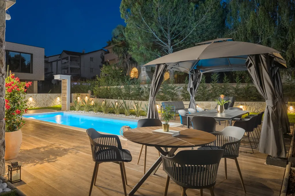 Modern 5-Bedroom Villa with Pool in Funtana