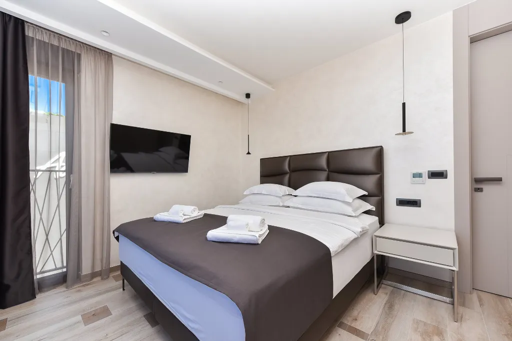 Contemporary Villa Retreat with Infinity Pool Makarska