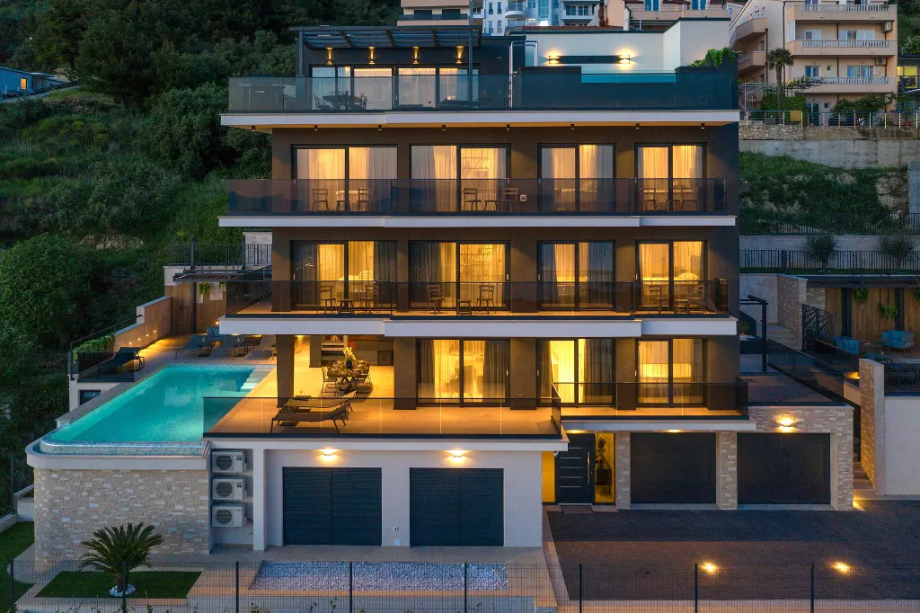 Contemporary Villa with Infinity Pool in Makarska