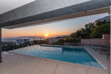 Contemporary Villa with Infinity Pool in Makarska