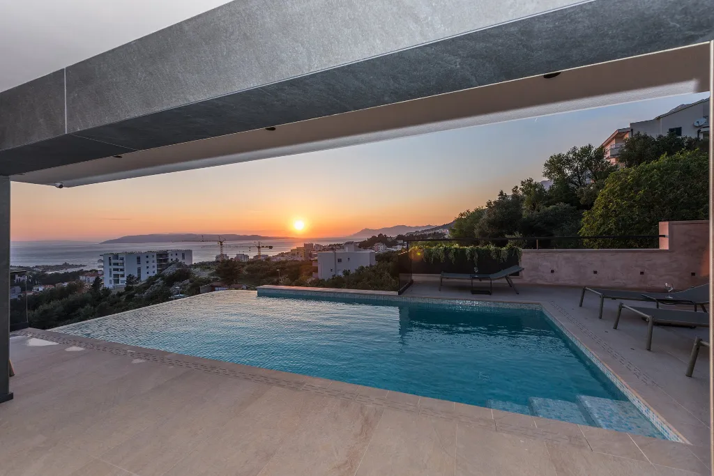 Contemporary Villa with Infinity Pool in Makarska