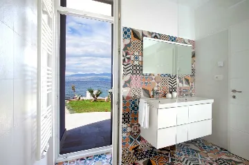 Contemporary Seafront Villa with Pool in Sutivan