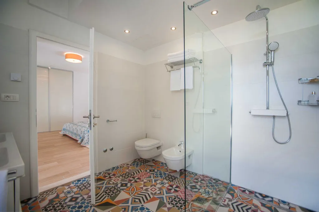 Contemporary Seafront Villa with Pool in Sutivan