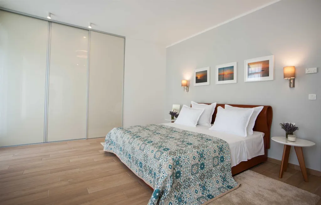 Contemporary Seafront Villa with Pool in Sutivan