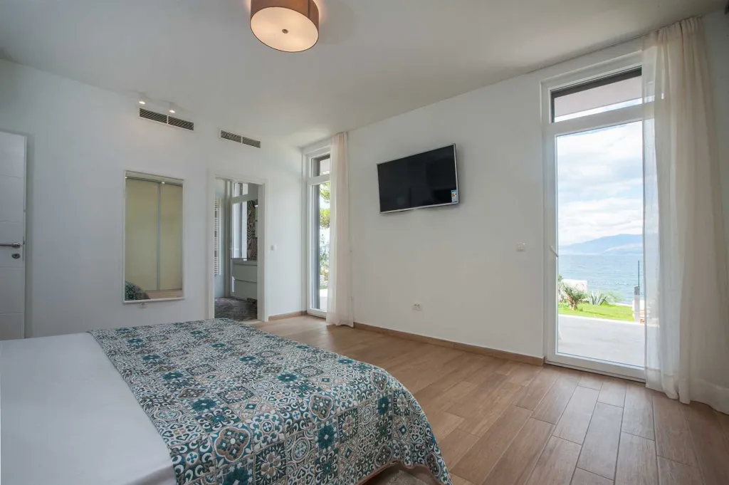 Contemporary Seafront Villa with Pool in Sutivan