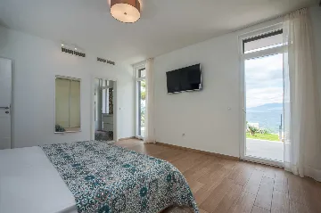 Contemporary Seafront Villa with Pool in Sutivan