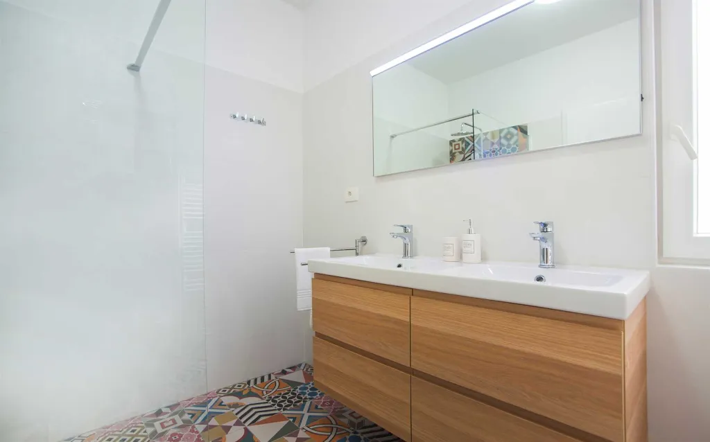 Contemporary Seafront Villa with Pool in Sutivan