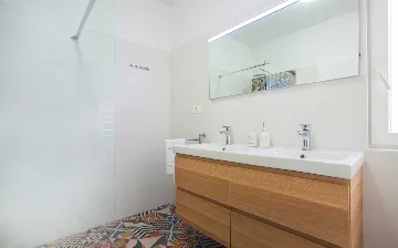 Contemporary Seafront Villa with Pool in Sutivan