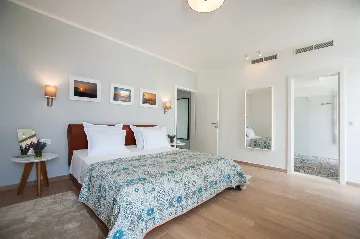 Contemporary Seafront Villa with Pool in Sutivan