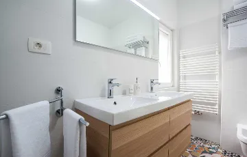 Contemporary Seafront Villa with Pool in Sutivan