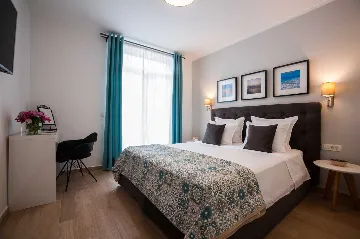 Contemporary Seafront Villa with Pool in Sutivan