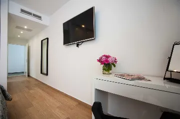 Contemporary Seafront Villa with Pool in Sutivan