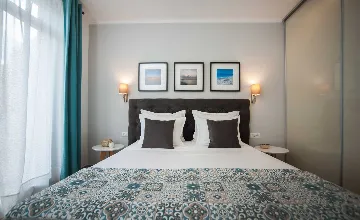 Contemporary Seafront Villa with Pool in Sutivan