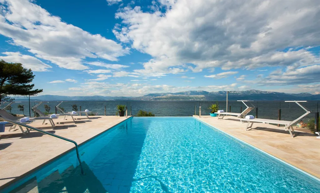 Contemporary Seafront Villa with Pool in Sutivan