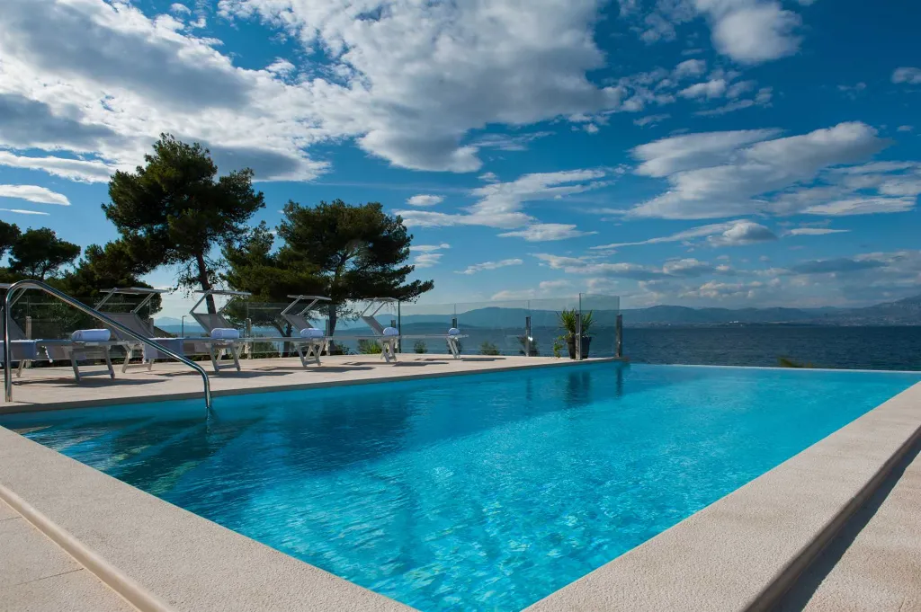 Contemporary Seafront Villa with Pool in Sutivan