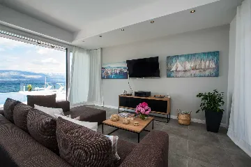 Contemporary Seafront Villa with Pool in Sutivan