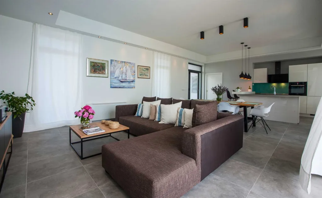 Contemporary Seafront Villa with Pool in Sutivan