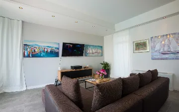 Contemporary Seafront Villa with Pool in Sutivan