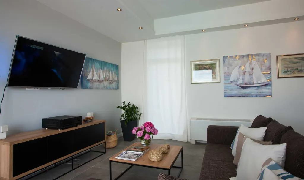 Contemporary Seafront Villa with Pool in Sutivan