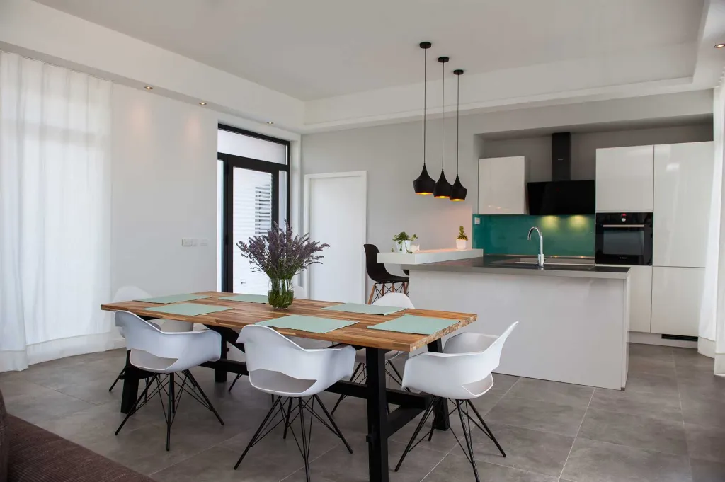 Contemporary Seafront Villa with Pool in Sutivan