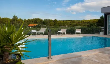 Contemporary Seafront Villa with Pool in Sutivan