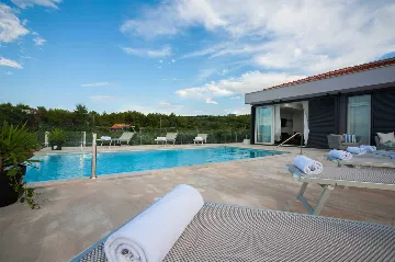 Contemporary Seafront Villa with Pool in Sutivan