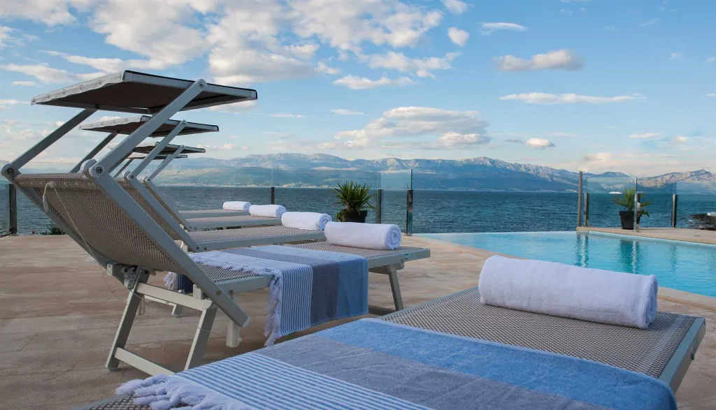 Contemporary Seafront Villa with Pool in Sutivan