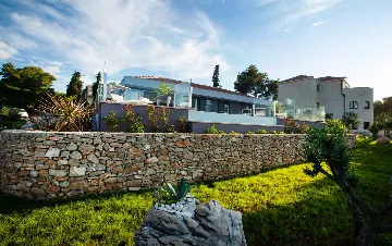 Contemporary Seafront Villa with Pool in Sutivan