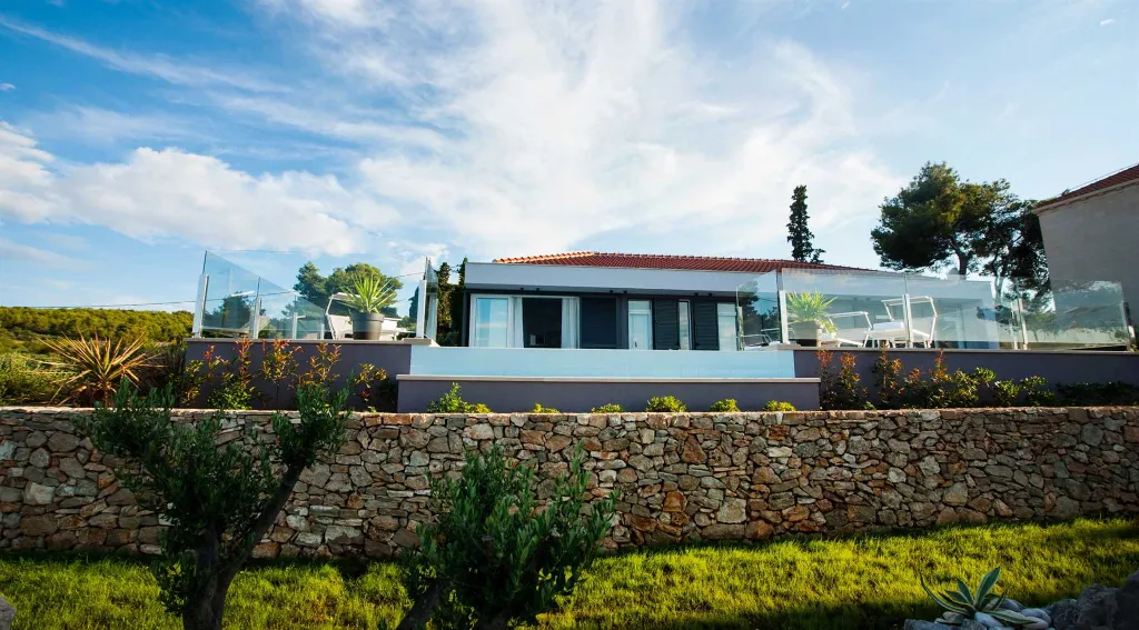 Contemporary Seafront Villa with Pool in Sutivan