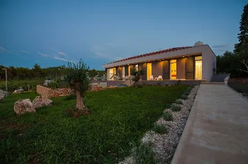 Contemporary Seafront Villa with Pool in Sutivan