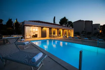 Contemporary Seafront Villa with Pool in Sutivan