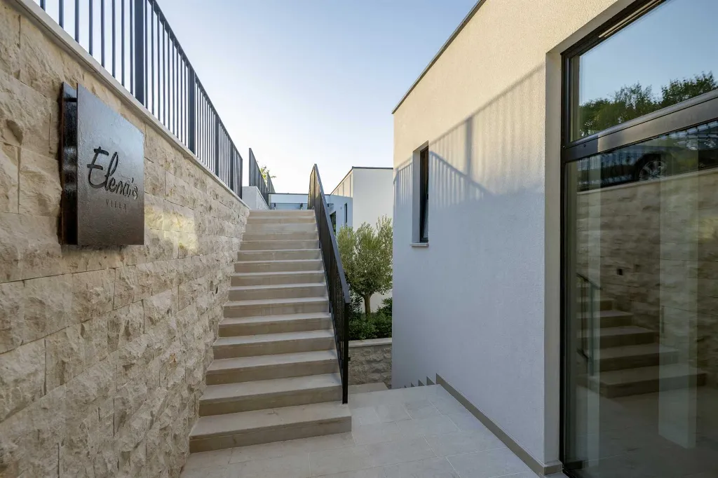 Modern 5-Bedroom Villa with Infinity Pool, Orašac
