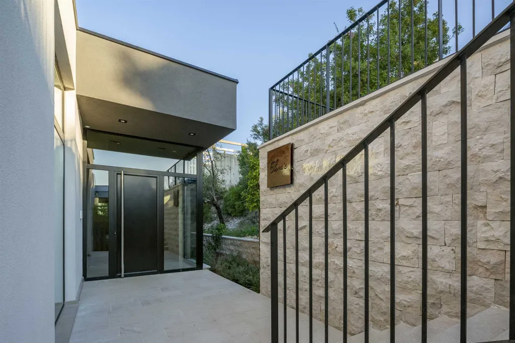 Modern 5-Bedroom Villa with Infinity Pool, Orašac
