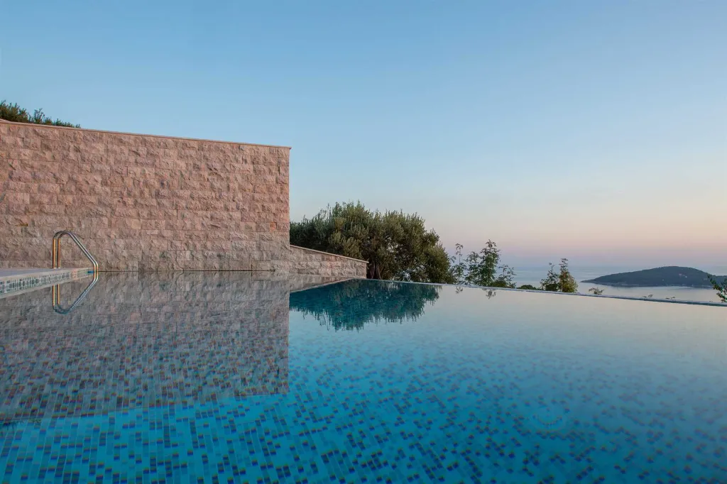 Modern Villa with Infinity Pool in Orašac