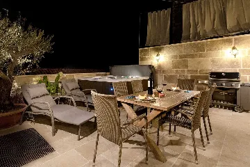 Charming Heritage Villa with Jacuzzi in Hvar