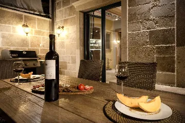 Charming Heritage Villa with Jacuzzi in Hvar