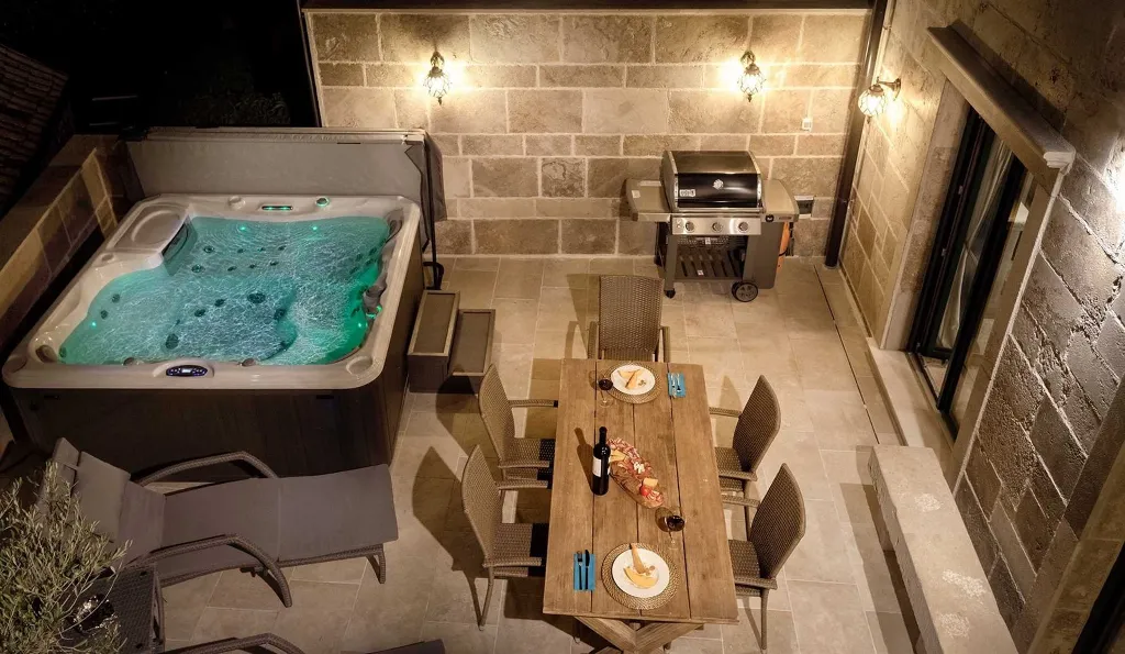 Charming Heritage Villa with Jacuzzi in Hvar