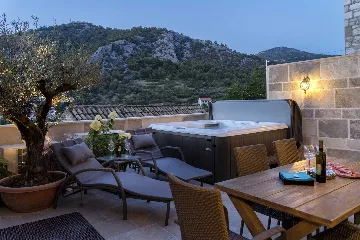 Charming Heritage Villa with Jacuzzi in Hvar