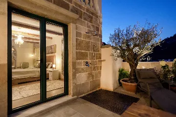 Charming Heritage Villa with Jacuzzi in Hvar