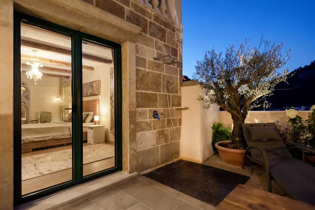 Charming Heritage Villa with Jacuzzi in Hvar
