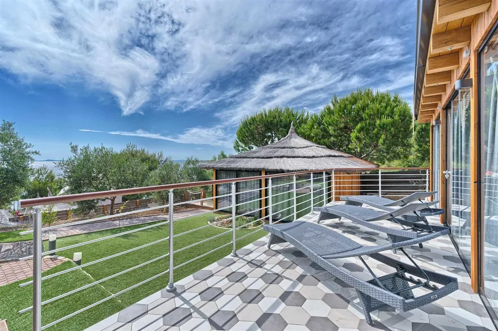 Spacious Beachfront Villa with Pool in Murter