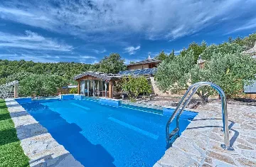Spacious Beachfront Villa with Pool in Murter
