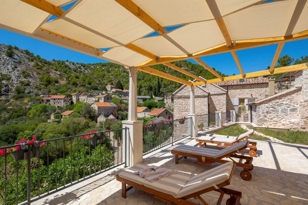 Sunlit Country Villa Retreat in Hvar Hills