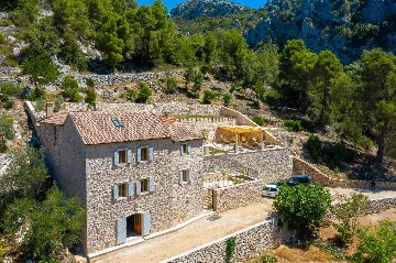 Sunlit Country Villa Retreat in Hvar Hills