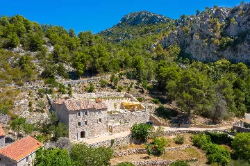 Sunlit Country Villa Retreat in Hvar Hills