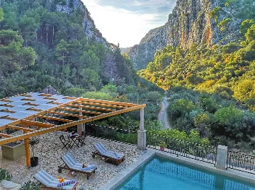 Sunlit Country Villa Retreat in Hvar Hills