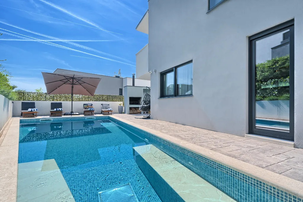 Modern 3-Bedroom Villa with Private Pool in Podstrana