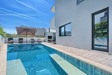 Modern 3-Bedroom Villa with Private Pool in Podstrana